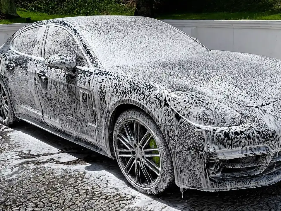 Lavagem técnica — Porsche Panamera coberto por snow foam ativando a sujeira