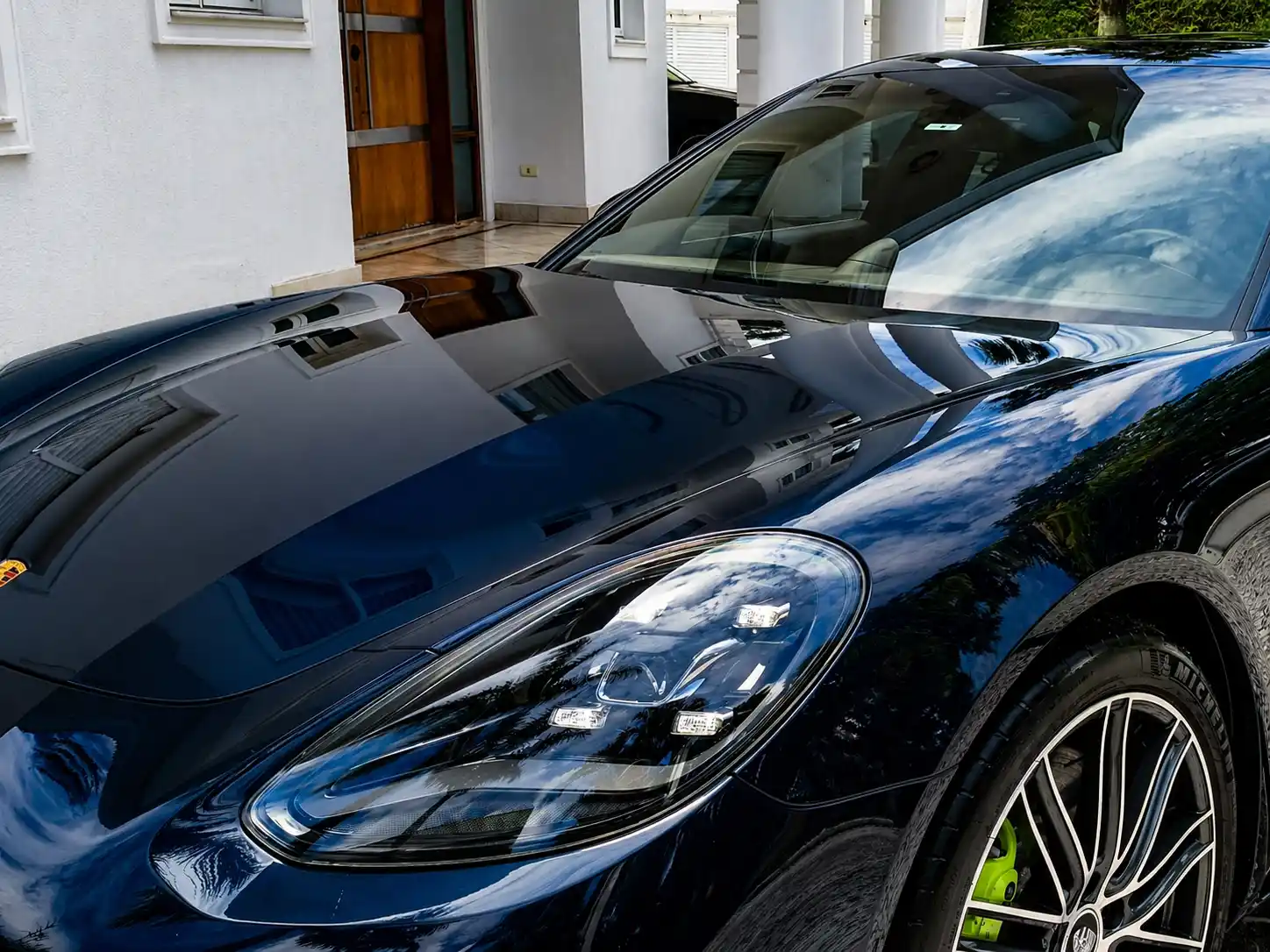 Lavagem técnica — Porsche Panamera azul finalizado com brilho profundo