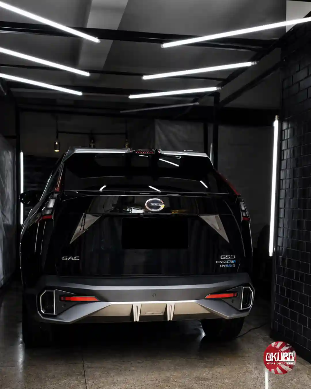 SUV preto na cabine de detalhamento da Okubo Hype com iluminação técnica