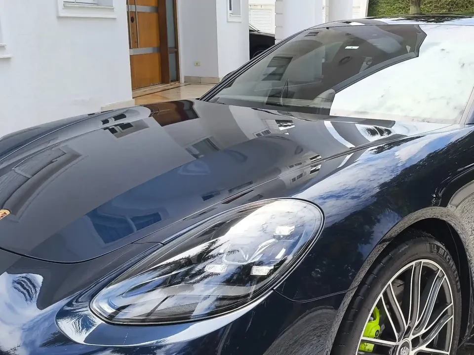 Carro escuro com pintura limpa e brilho profundo após a lavagem técnica