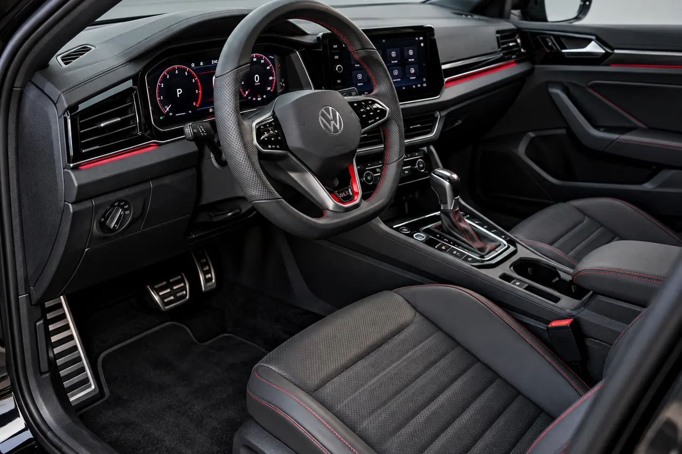 Interior de carro limpo e higienizado, com bancos, painel e carpete sem manchas